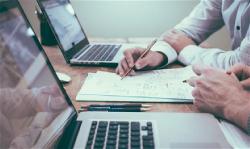 garden-grove-business-meeting-computer-vitinh