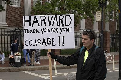 01-hinh-chinh-trang-nhat-gettyimages-2217003509-demonstrators-rally-in-harvard-square-over-university-s-policies-and-inv