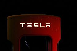 c-xe-tesla-cua-canh-sat-chay-ruot-duoi-het-dien