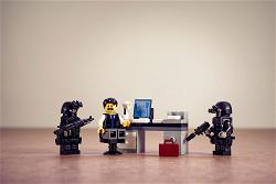 fbi-muon-theo-doi-facebook