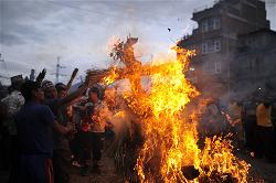 afp-dan-nepal-dot-hinh-nom-quy-karna