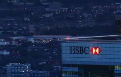 c-ngan-hang-hsbc-cat-giam-4000-viec-lam