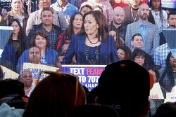 buivanphu-20190130-kamalaharris-h01