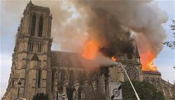 afp-nha-tho-duc-ba-paris-bi-chay