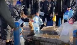 dan-ukriane-xep-hang-cho-nuoc-water