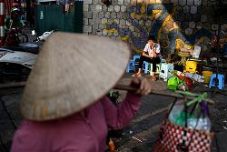 afp-thanh-nien-ha-noi-ngoi-nhin-tuong-lai
