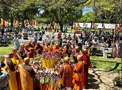 vesak-hawaii-25-bathing-baby-buddha