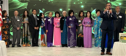 1-hinh-ky-niem-cac-giao-su-va-sinh-vien-van-hanh