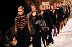 c-macys-se-ngung-ban-san-pham-lam-bang-long-thu