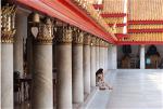 z-0-yz-woman-in-temple