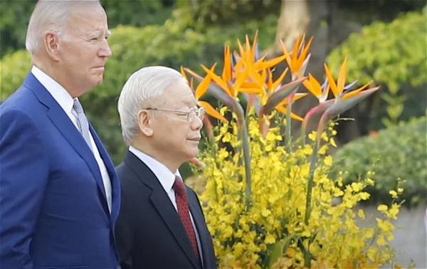 biden-trong-cung-nhin-1-huong