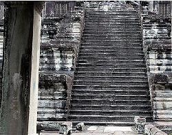 cau-thang-bi-an-chua-ankor-wat