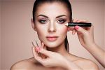 makeup-artist-applies-skintone-xs6smfg