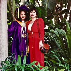 quyendi-mom-graduation